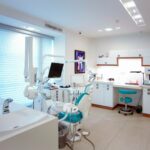 Współczesna stomatologia – jakie usługi powinna zapewniać nowoczesna klinika?